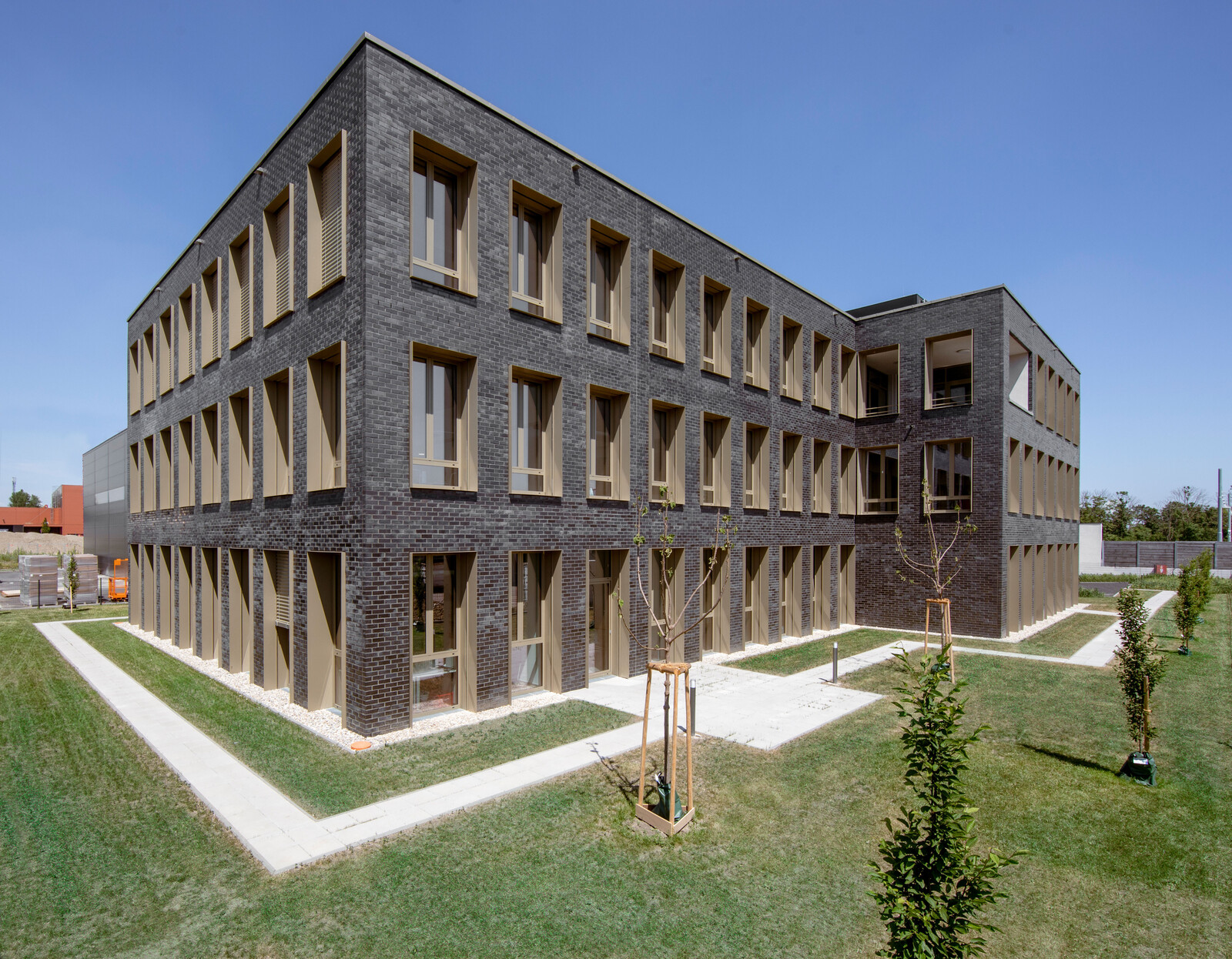 About us: depiction of OETI headquarter back side