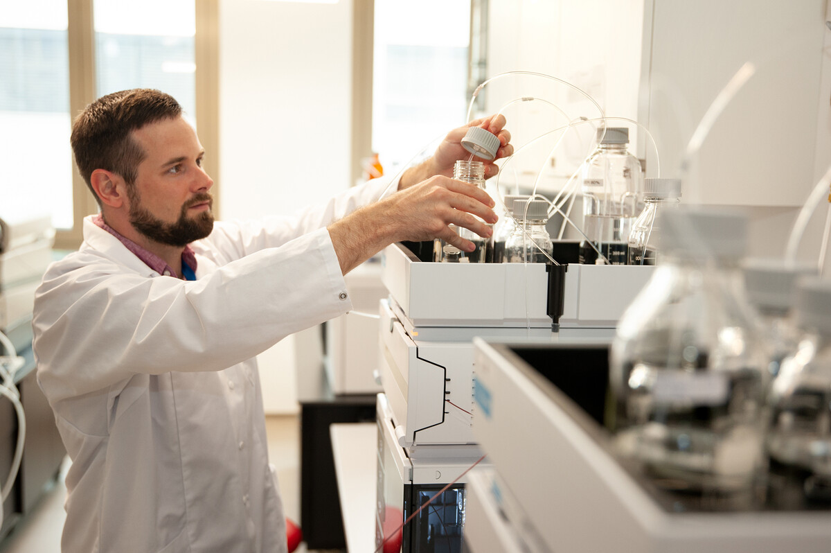 OETI laboratory: laboratory worker with testing machine