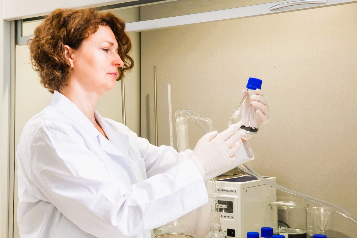 OETI Slovakia woman with lab instrument resized 50 Percent radiate